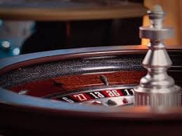 Texas Poker table interface on betwing88 login showing community cards and player positions